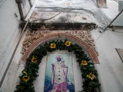 Perlustriamo l�area, ammirando sulla destra una recente immagine di San Nicola inserita in un tabernacolo seicentesco scolpito a grani di rosario